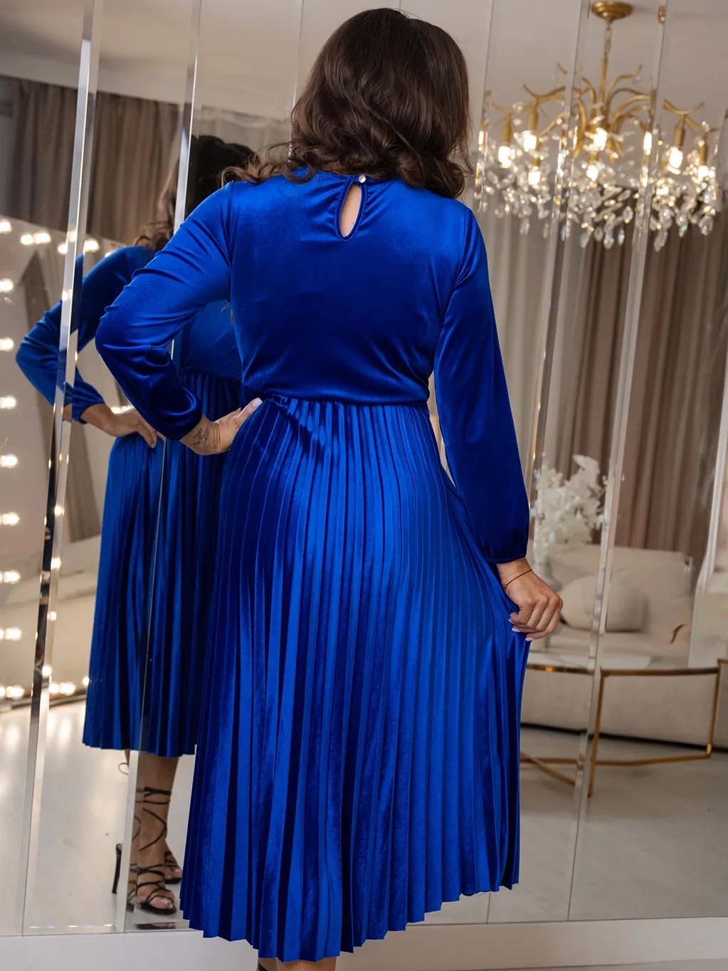 Welurowa plisowana sukienka midi Nina